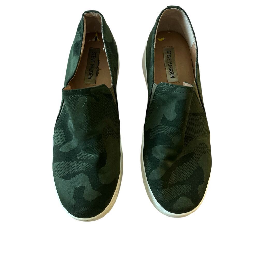 Steve Madden Camo Sneaker size 9. Fabric. Rubber sole.